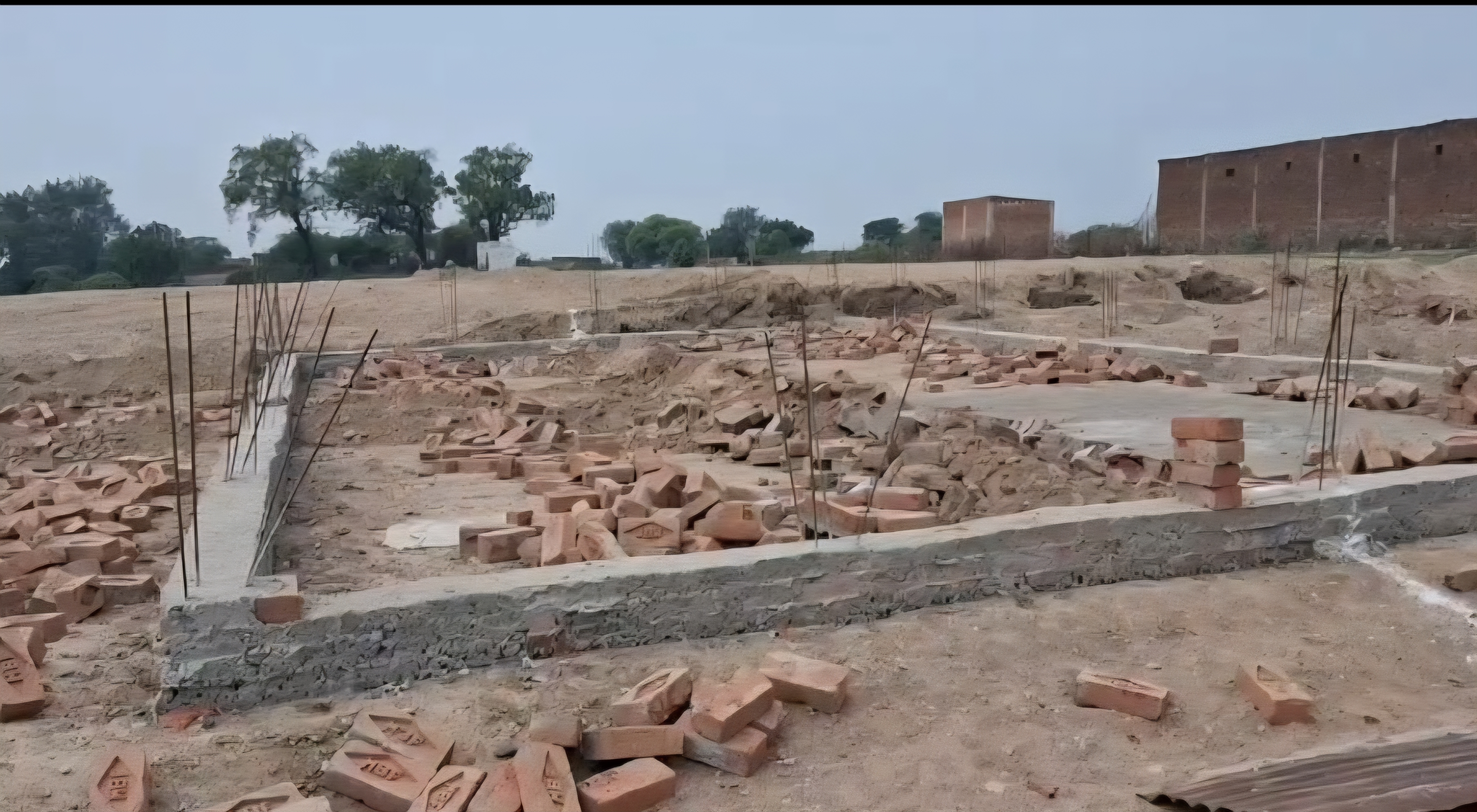 सरकारी जमीन पर अवैध प्लाटिंग पर चला प्रशासन का बुलडोजर, नजूल और तालाब की भूमि कब्जामुक्त
