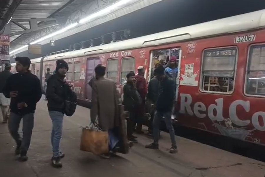 बांसबेड़िया स्टेशन के पास पैंटोग्राफ टूटने से हावड़ा–काटवा शाखा में ट्रेन सेवा बाधित