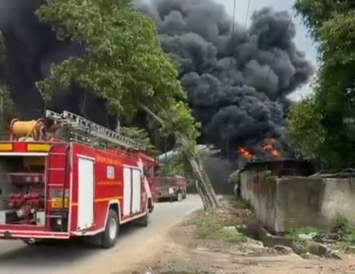 कोरबा की कार्बन फैक्ट्री में लगी भीषण आग, मौके पर मचा हड़कंप