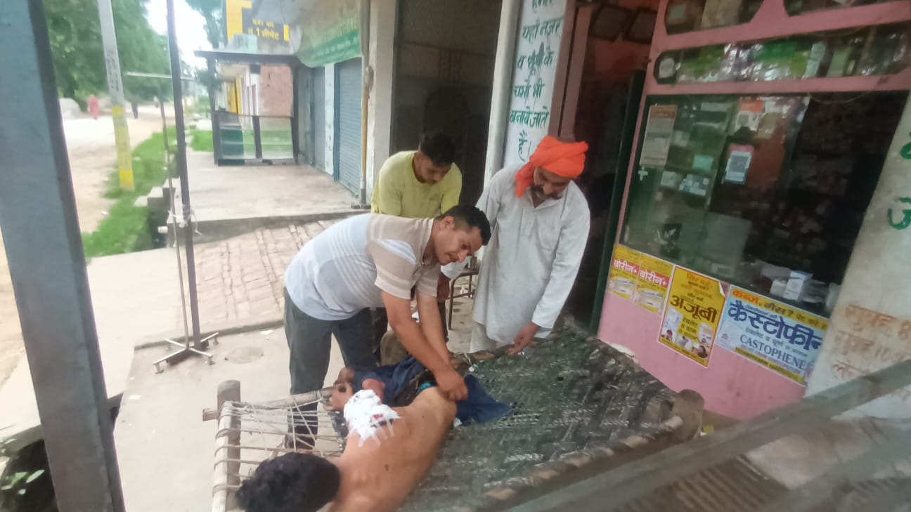 नींद आने के कारण ट्रेन से गिरकर गंभीर रूप से घायल हुआ युवक