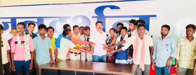 तेंदूपत्ता बोनस दिलाने को संग्राहकों ने कांग्रेस विधायक विक्रम मंडावी को सौंपा ज्ञापन