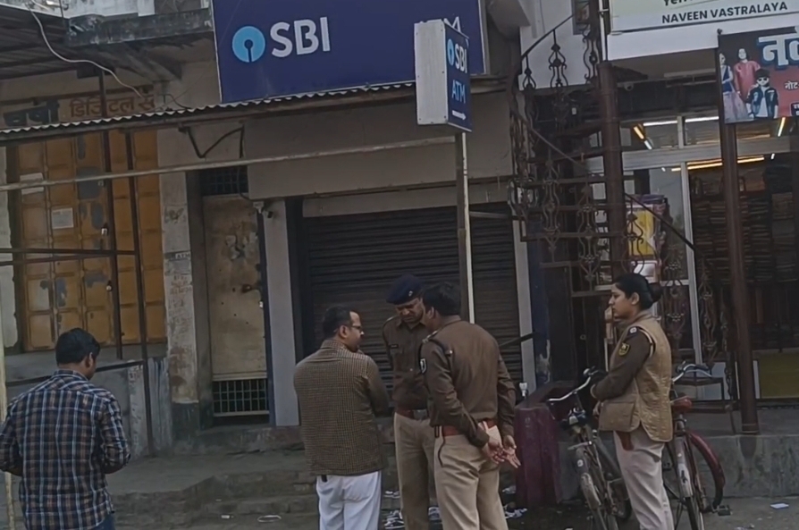 सुतिहार बाजार में अज्ञात चोरों ने एसबीआई के एटीएम में की चोरी
