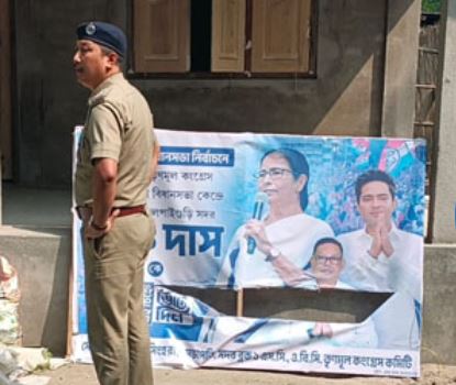 पोस्टर फाड़ने का आरोप, तृणमूल कार्यकर्ताओं का सड़क जाम
