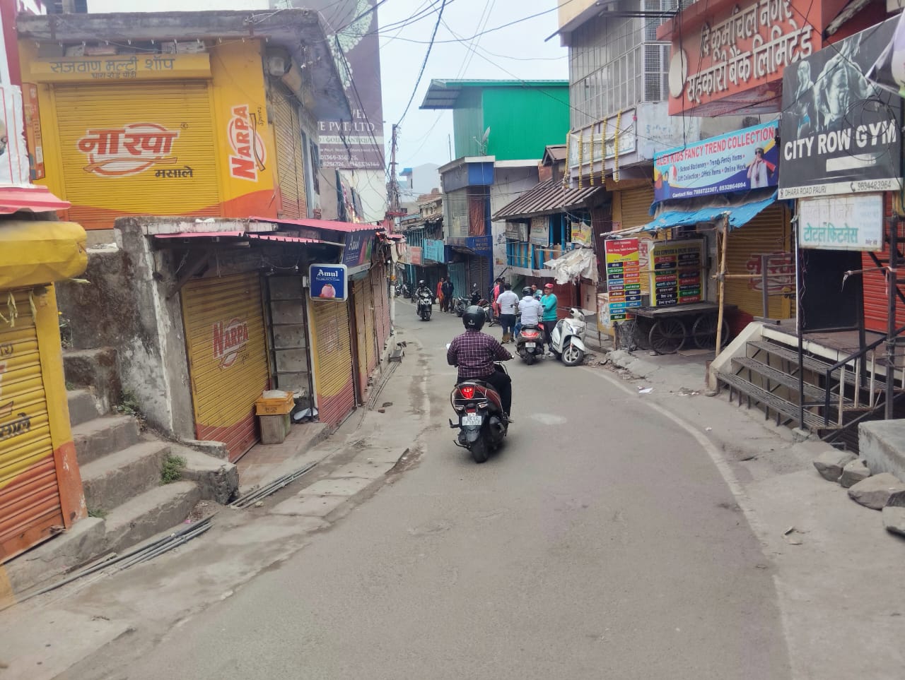 हमले के विरोध में पौड़ी बाजार बंद, शहर में पसरा सन्नाटा