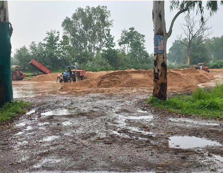 अंबिकापुर: अवैध रेत खनन पर नहीं लग रही लगाम, प्रशासनिक चुप्पी पर उठे सवाल