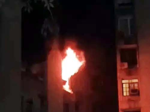 फरीदाबाद : शार्ट सर्किट से अपार्टमेंट में लगी आग, लोगों को सुरक्षित निकाला