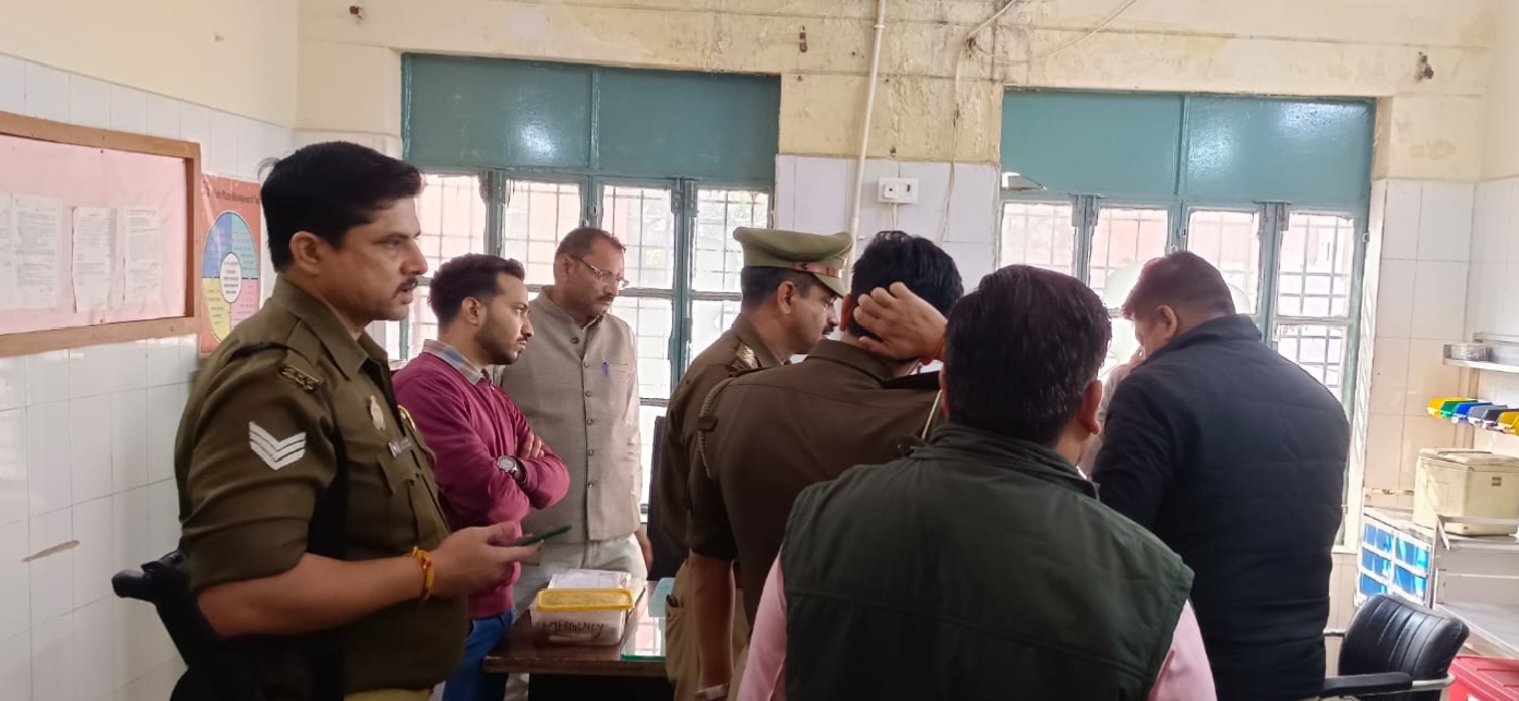 शराबियों ने काटा तांडव, जिला अस्पताल के स्टाॅफ के साथ मारपीट