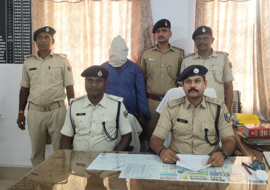 पत्नी की हत्या के मामले में पति गिरफ्तार, पुलिस ने हथियार भी किया बरामद