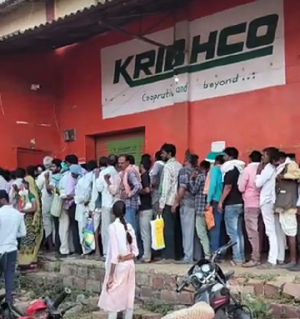 विदिशा: लाइनों में लगकर अन्नदाता परेशान, डीएपी खाद की बोरियों से अधिक किसानों की संख्‍या