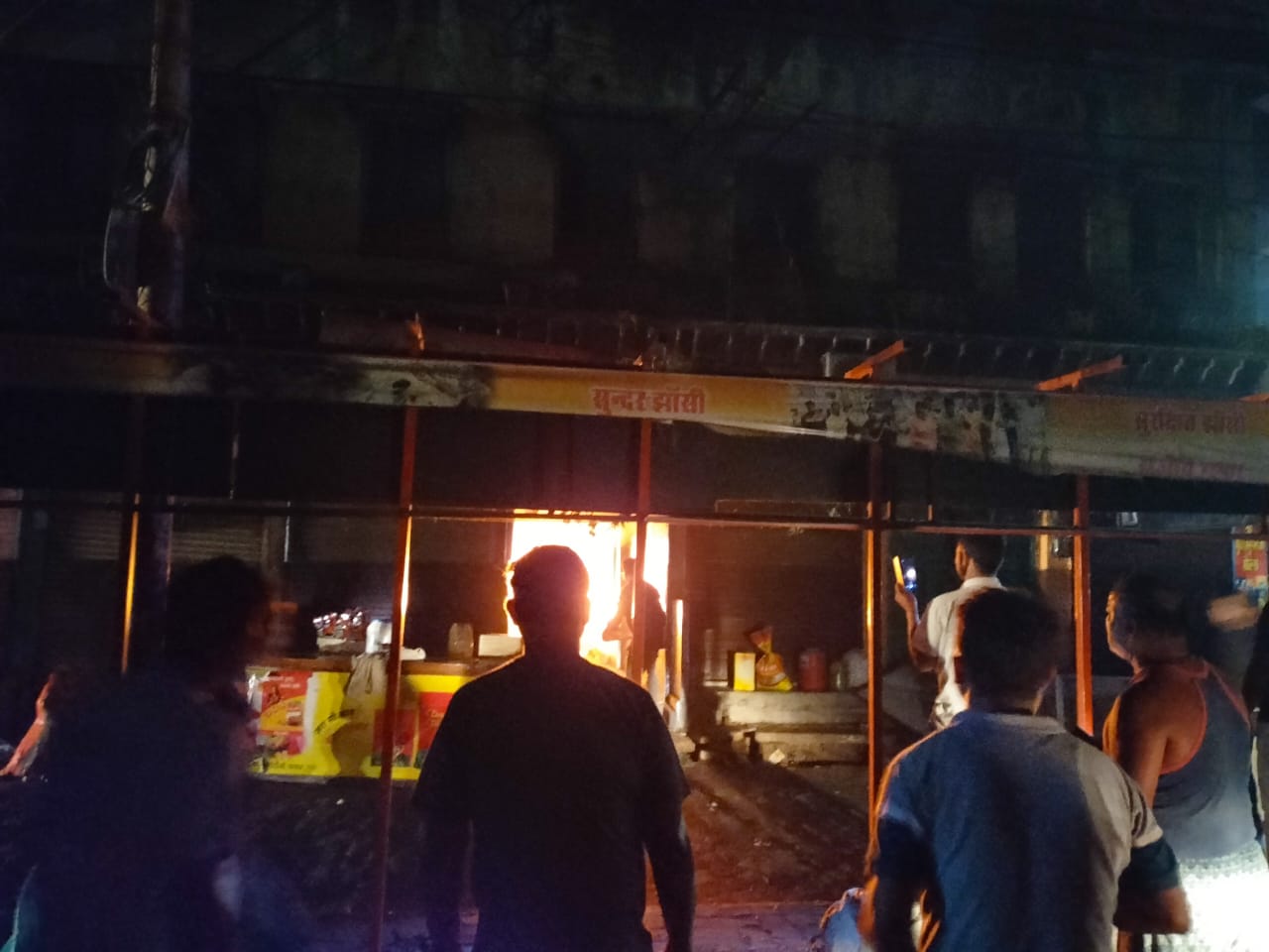 किराना मार्केट की दुकानों में लगी आग,लाखों का सामान जलकर राख