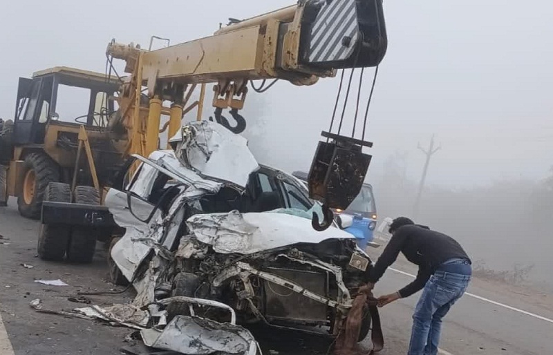 मप्र के ग्वालियर में ट्रक की टक्कर से कार सवार चार लोगों की मौत