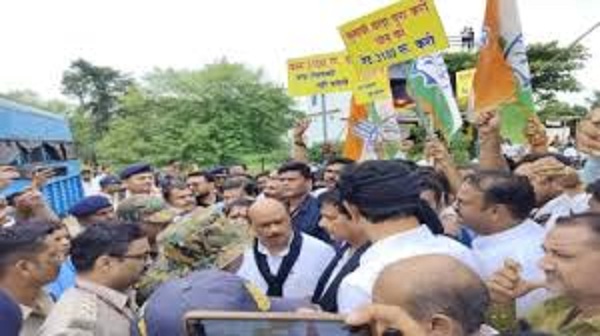 बालाघाट: मुख्यमंत्री के कार्यक्रम में काले झंडे ले जा रहे कांग्रेस कार्यकर्ताओं को पुलिस ने रोका