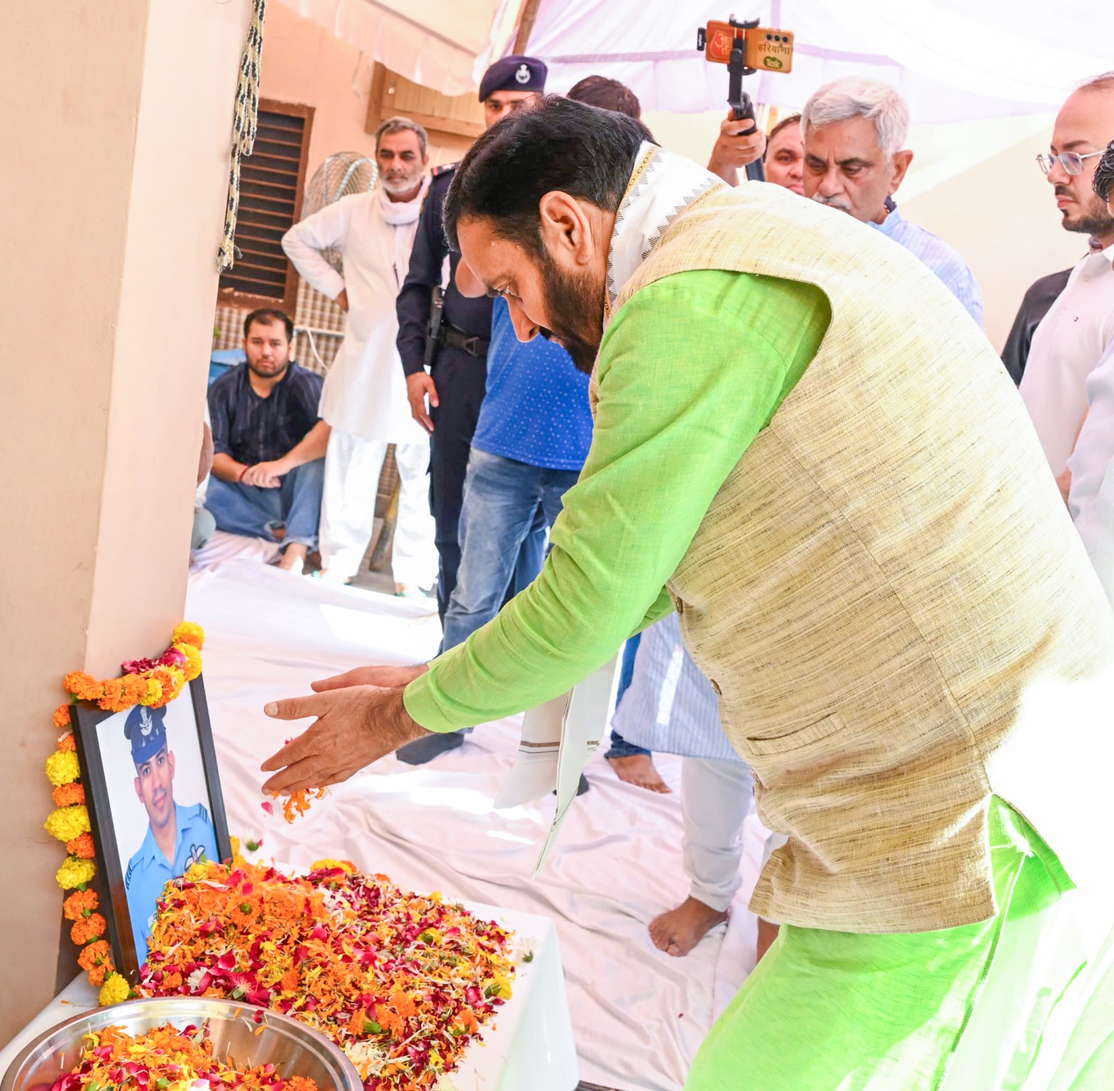शहीद स्क्वाड्रन लीडर लोकेंद्र सिंह सिंधु को मुख्यमंत्री नायब सिंह सैनी ने अर्पित की श्रद्धांजलि, कहा – “हरियाणा के वीर सपूत पर पूरे देश को गर्व”