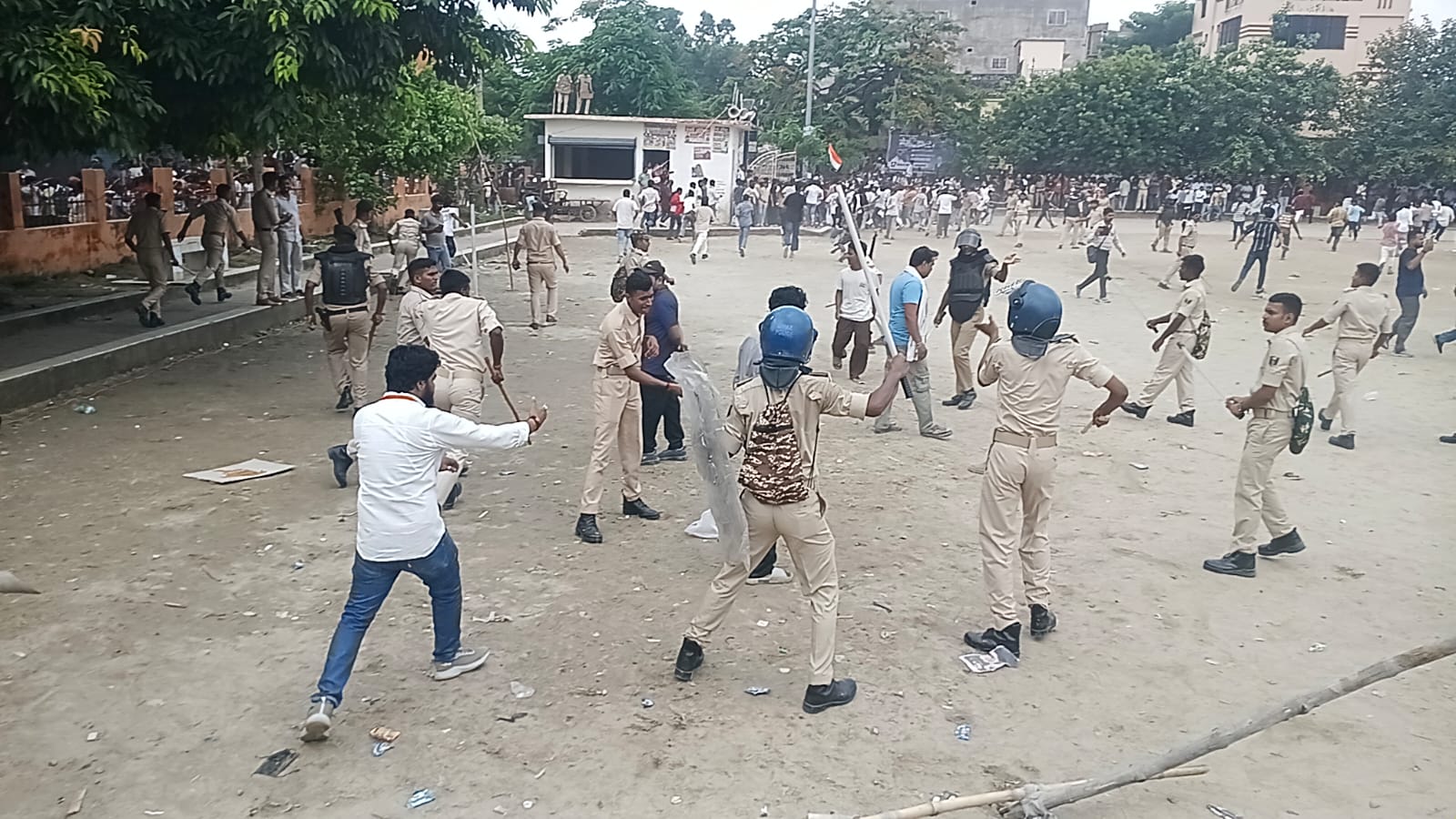 सीवान में उपद्रवियों का हंगामा, एसपी समेत पुलिसकर्मियों पर पथराव से बिगड़े हालात