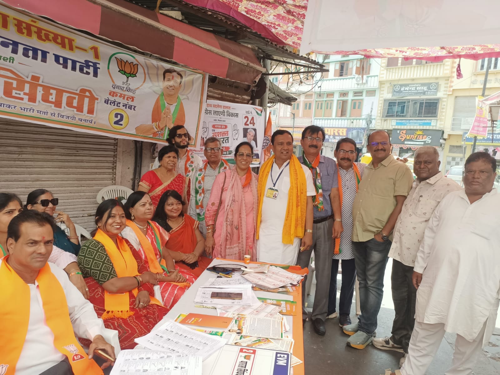 उदयपुर में वोटिंग को लेकर उत्साह, सांसद-विधायक ने परिवार संग किया मतदान