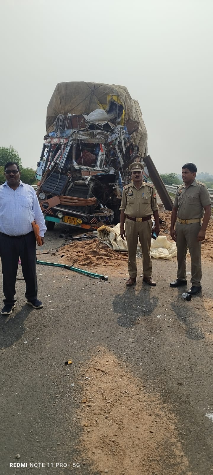 बुंदेलखंड एक्सप्रेस वे पर ट्रक ने खड़े डंपर में मारी टक्कर, चालक का पैर कटकर हुआ अलग