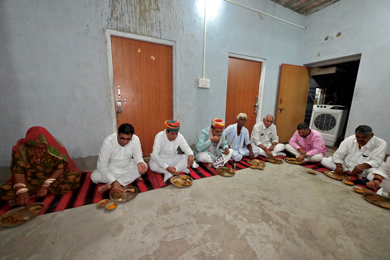 शहीद के घर पहुंचे मुख्यमंत्री, परिवार संग किया भोजन