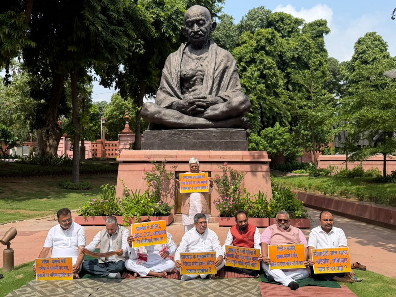झारखंड भर्ती परीक्षा विवाद पर संसद में भाजपा सांसदों का मौन उपवास