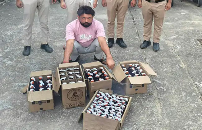 महेंद्रगढ़ में अवैध शराब तस्करी का भंडाफोड़, कार से पांच पेटी बरामद