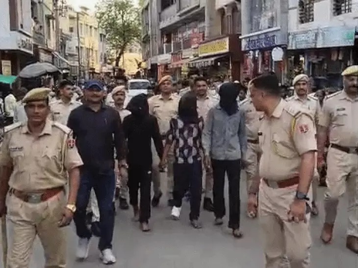 पानी पीने के बहाने घर में घुसकर चेन तोड़ी, तीन गिरफ्तार