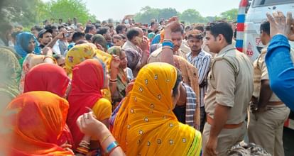 ट्रक ने छात्रा को रौंदा, मौत से गुस्साएं ग्रामीणों ने लगाया जाम