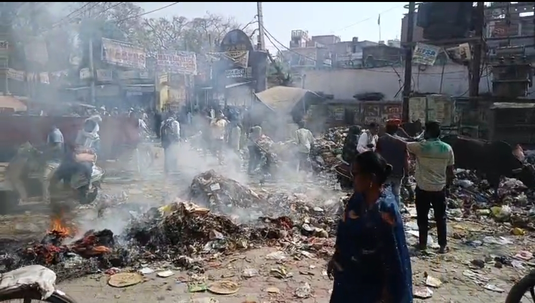होली से पहले शहर में भरा कचरा, प्रशासन कठघरे में