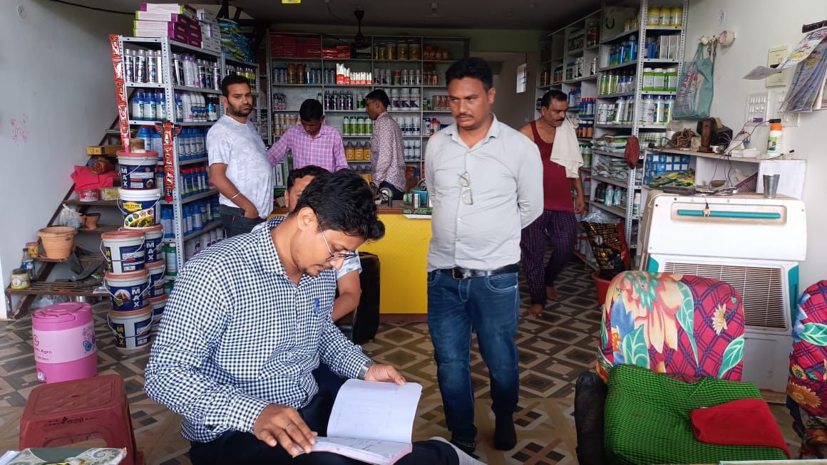 किसानों को बेच रहे थे एक्सपायरी दवा, कृषि विभाग ने की कार्रवाई