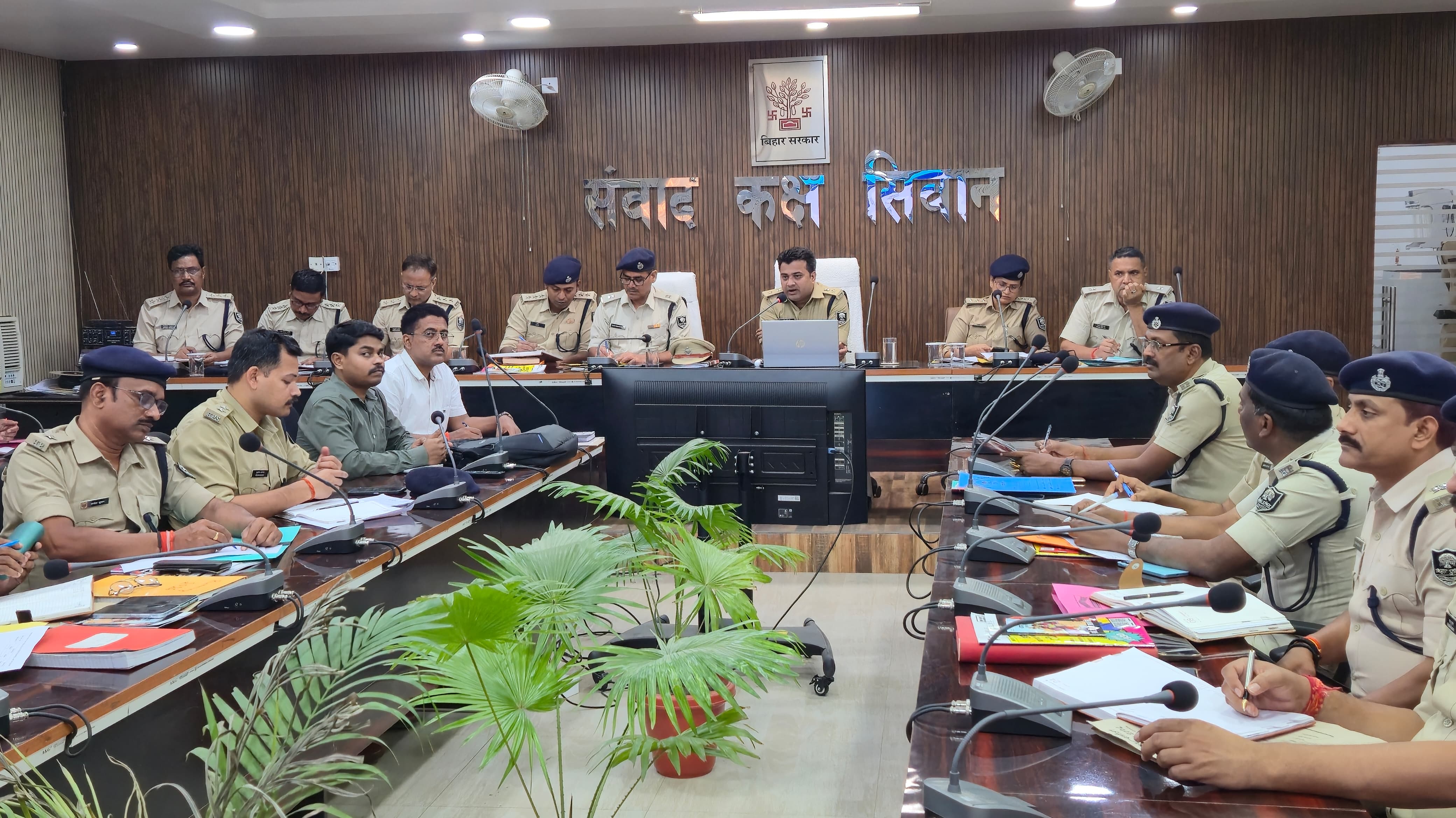 अपराध पर लगाम नहीं तो होगी कार्रवाई, सीवान एसपी ने थानाध्यक्षों को दिखाई सख्ती