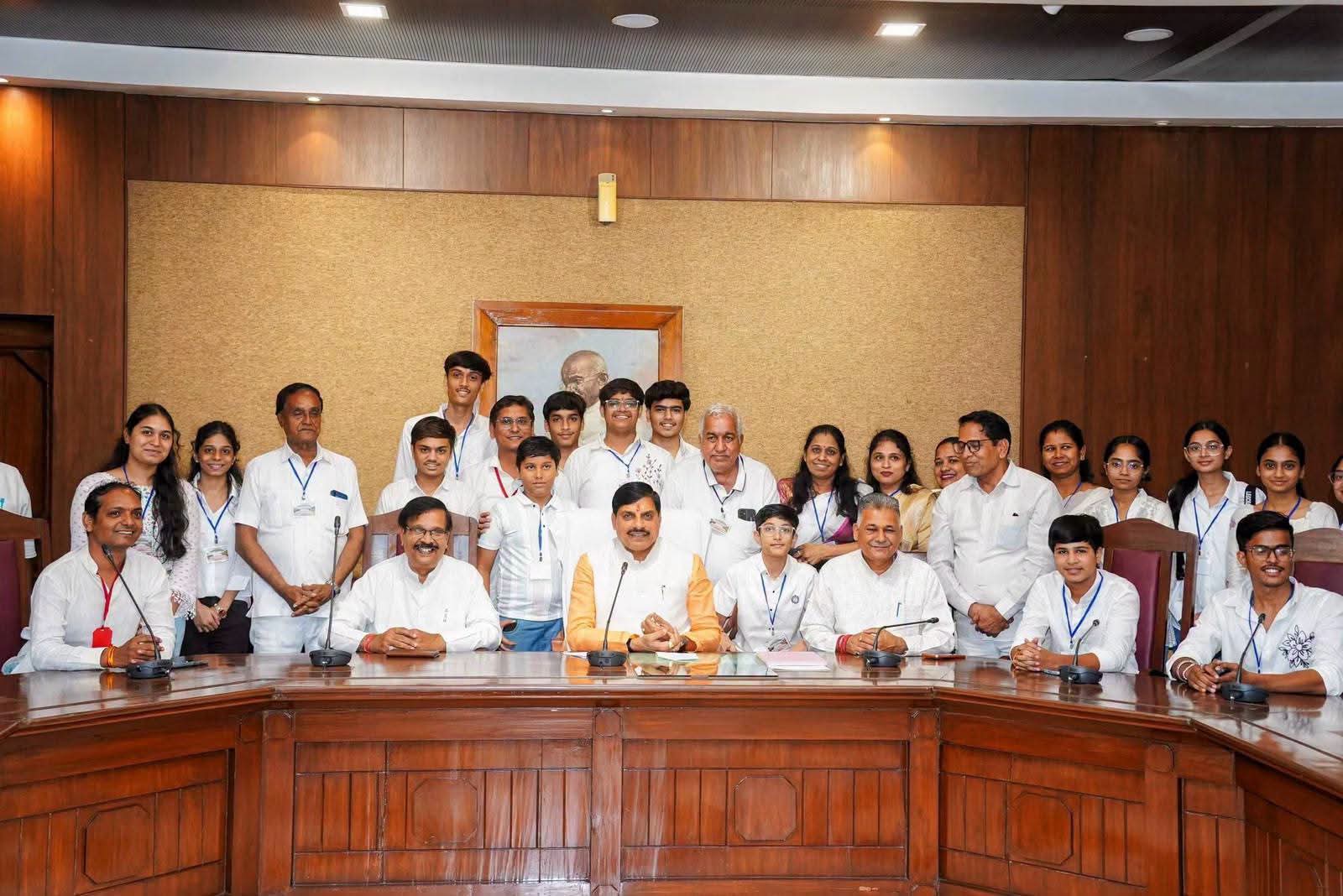 मुख्यमंत्री मोहन यादव से मिले नागदा के विद्यार्थी, विधानसभा की कार्यप्रणाली को समझा