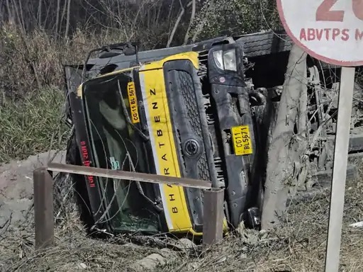 मड़वा पावर प्लांट में दर्दनाक हादसा, हाईवा पलटने से चालक की मौत, परिजनों को मुआवजे का आश्वासन