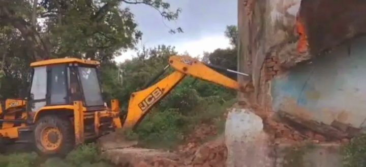 आसनसोल में ईसीएल की जमीन से अतिक्रमण हटाया, 20 अवैध घरों पर चला बुलडोजर