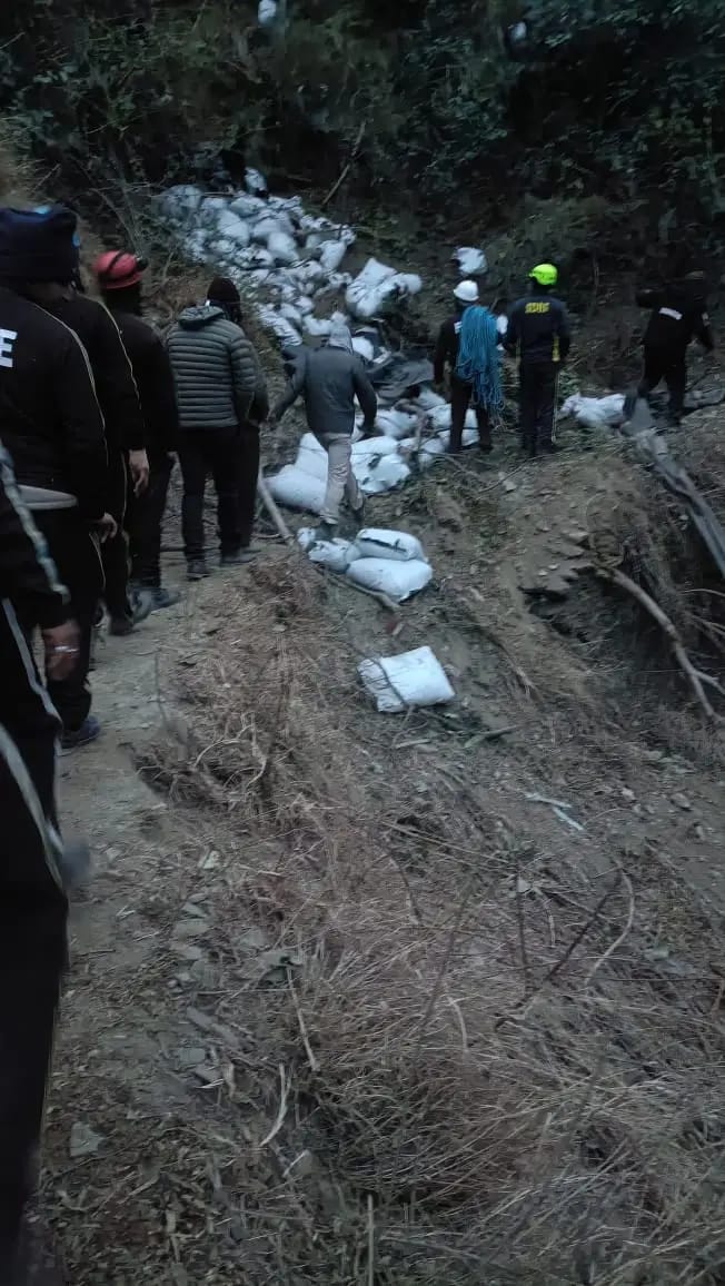 यमुनोत्री हाईवे पर नौगांव में ट्रक दुर्घटनाग्रस्त, दो घायल