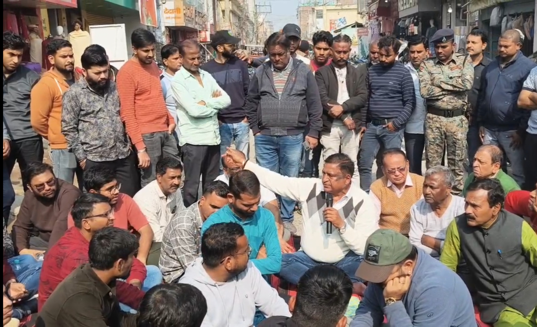 हादसे में कारोबारी के घायल होने पर व्यवसायियों का फूटा गुस्सा,सड़क पर बैठकर दिया धरना