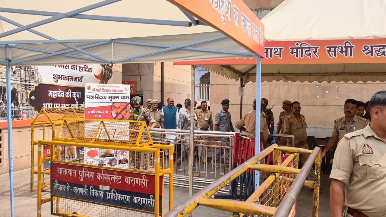 काशी विश्वनाथ के दरबार पहुंचे डिप्टी सीएम ब्रजेश पाठक, लिया आशीर्वाद