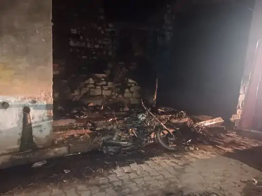 युवक की हत्या के बाद तनाव, छप्परपोश मकान में लगाई आग