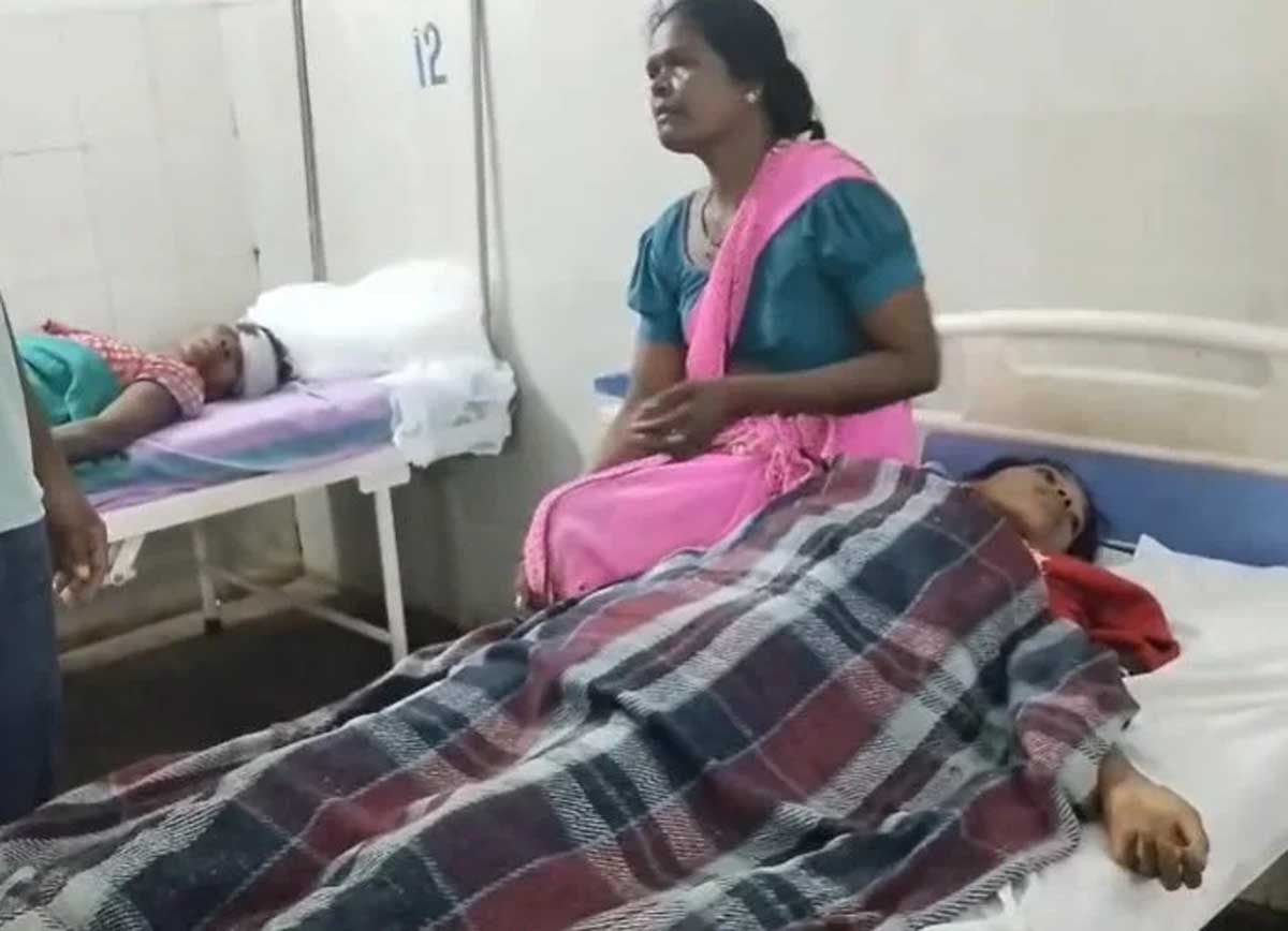 महिलाओं से भरी पिकअप पलटी, बलरामपुर में दो की मौत से मचा हड़कंप