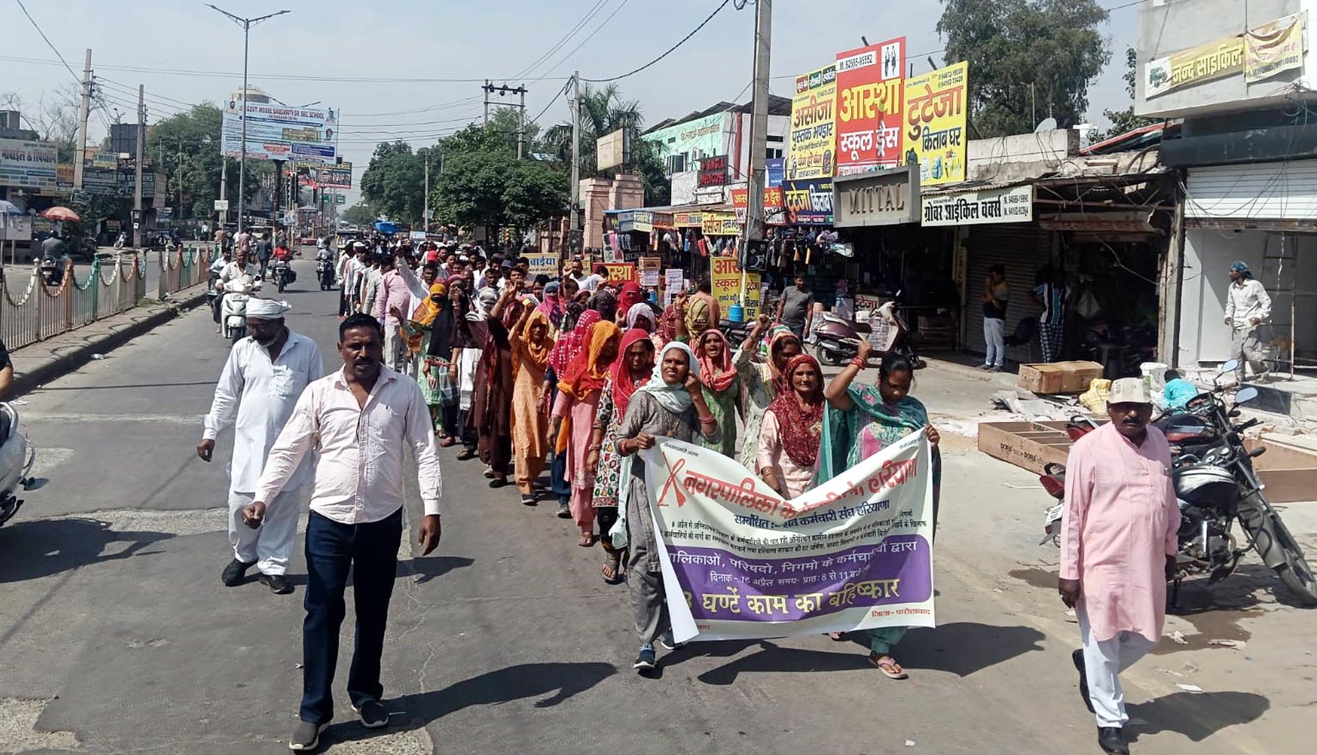 फतेहाबाद : सरकार के खिलाफ सडक़ों पर उतरे सैंकड़ों सफाई और फायर कर्मी