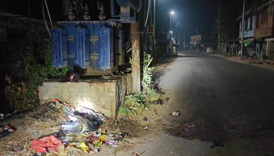 मोटरसाइकिल सवार तीन युवक सड़क किनारे लगे ट्रांसफार्मर से टकराए, दो की मौत, एक की हालत गंभीर, कानपुर रेफर