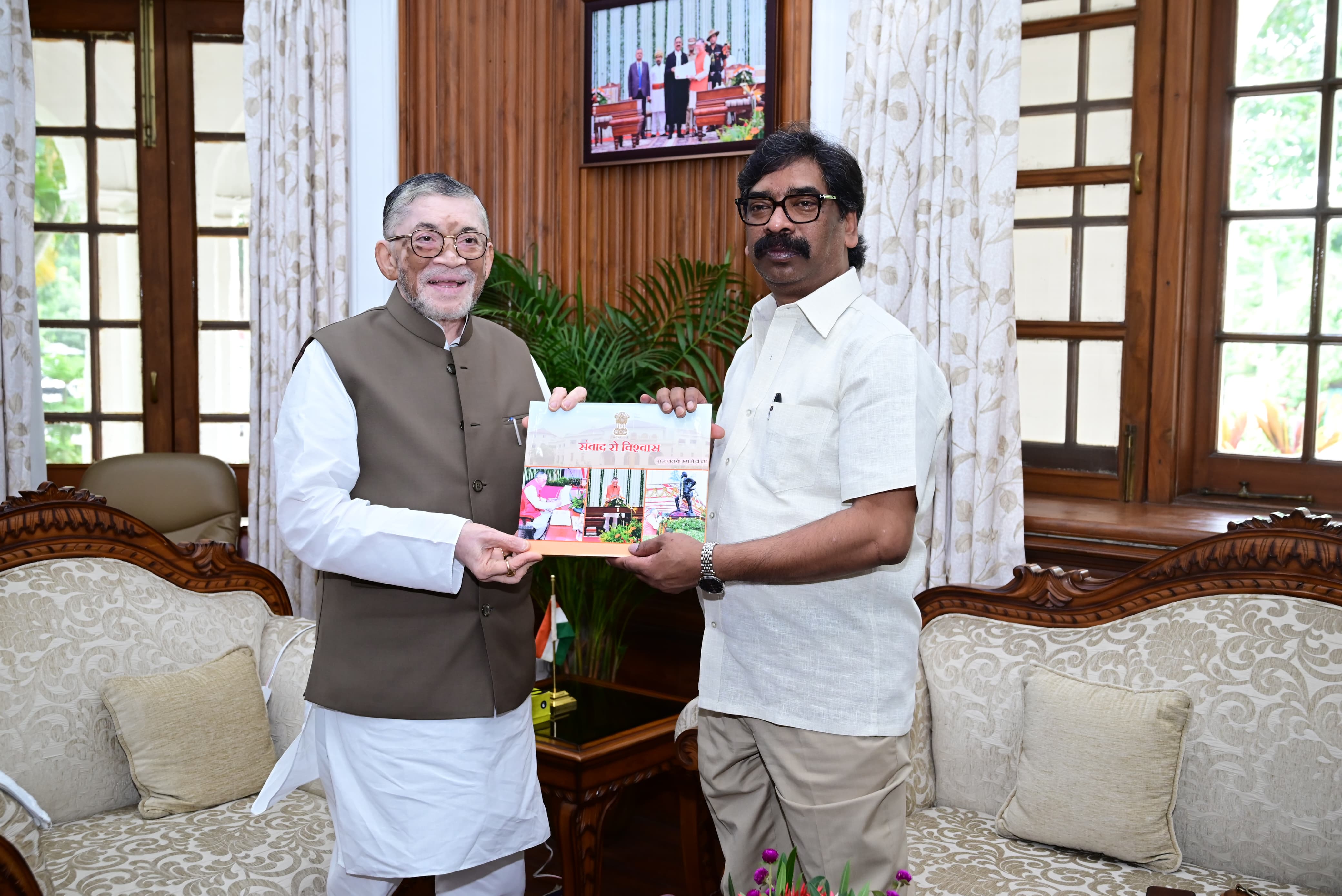 जेपीएससी-जेएसएससी भर्ती विवाद पर राज्यपाल से मिले मुख्यमंत्री हेमंत सोरेन
