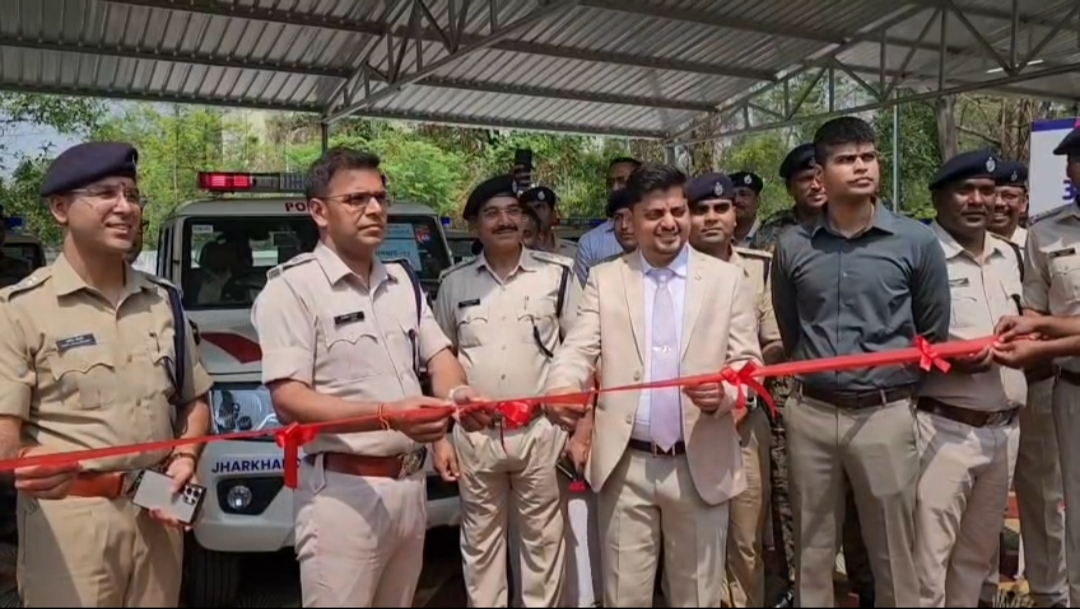 धनबाद पुलिस को मिले नए वाहन, उपायुक्त और एसएसपी ने दिखाई हरी झंडी