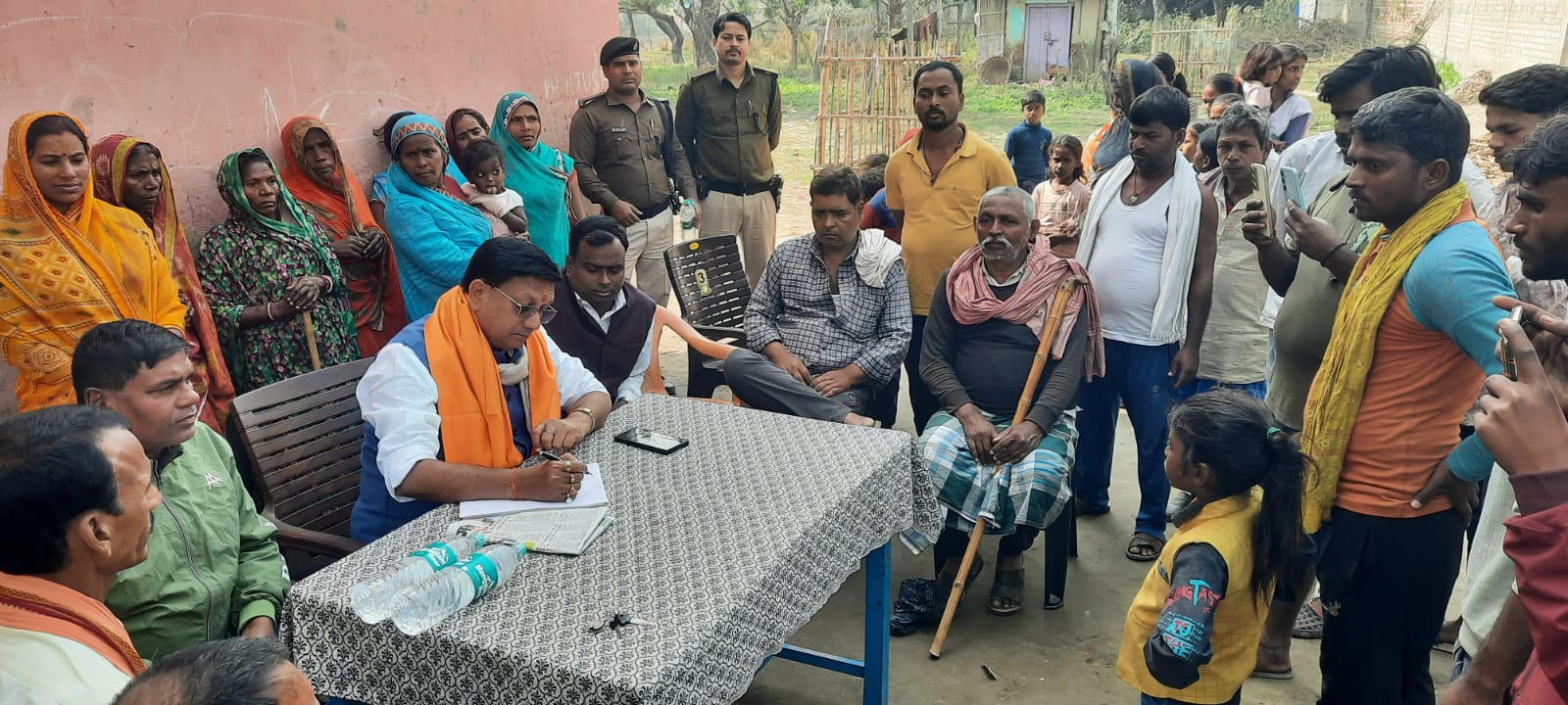 सड़क नहीं होने की सूचना पर मौके पर पहुंचे विधायक, जल्द निर्माण का दिया भरोसा