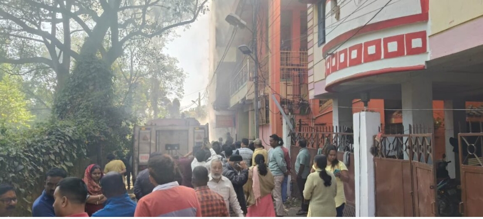 कपड़ा दुकान में लगी आग, लाखों का सामान जलकर खाक