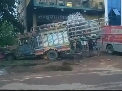 निवाड़ी के पृथ्वीपुर में देर रात टेंट दुकान में भीषण आग, पिकअप वाहन जलकर खाक, लाखों का नुकसान