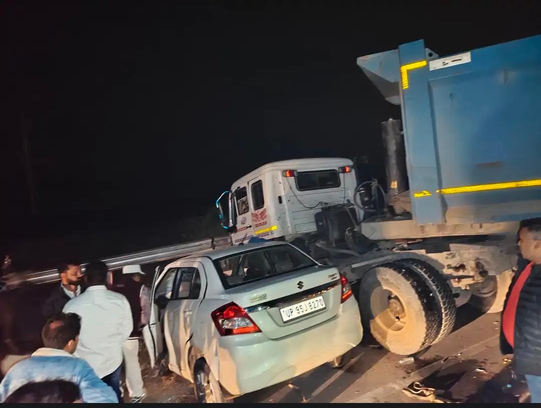 डंपर ने मारी डिजायर कार को टक्कर, चार गंभीर घायल,घाघरा पुल पर लगा लंबा जाम