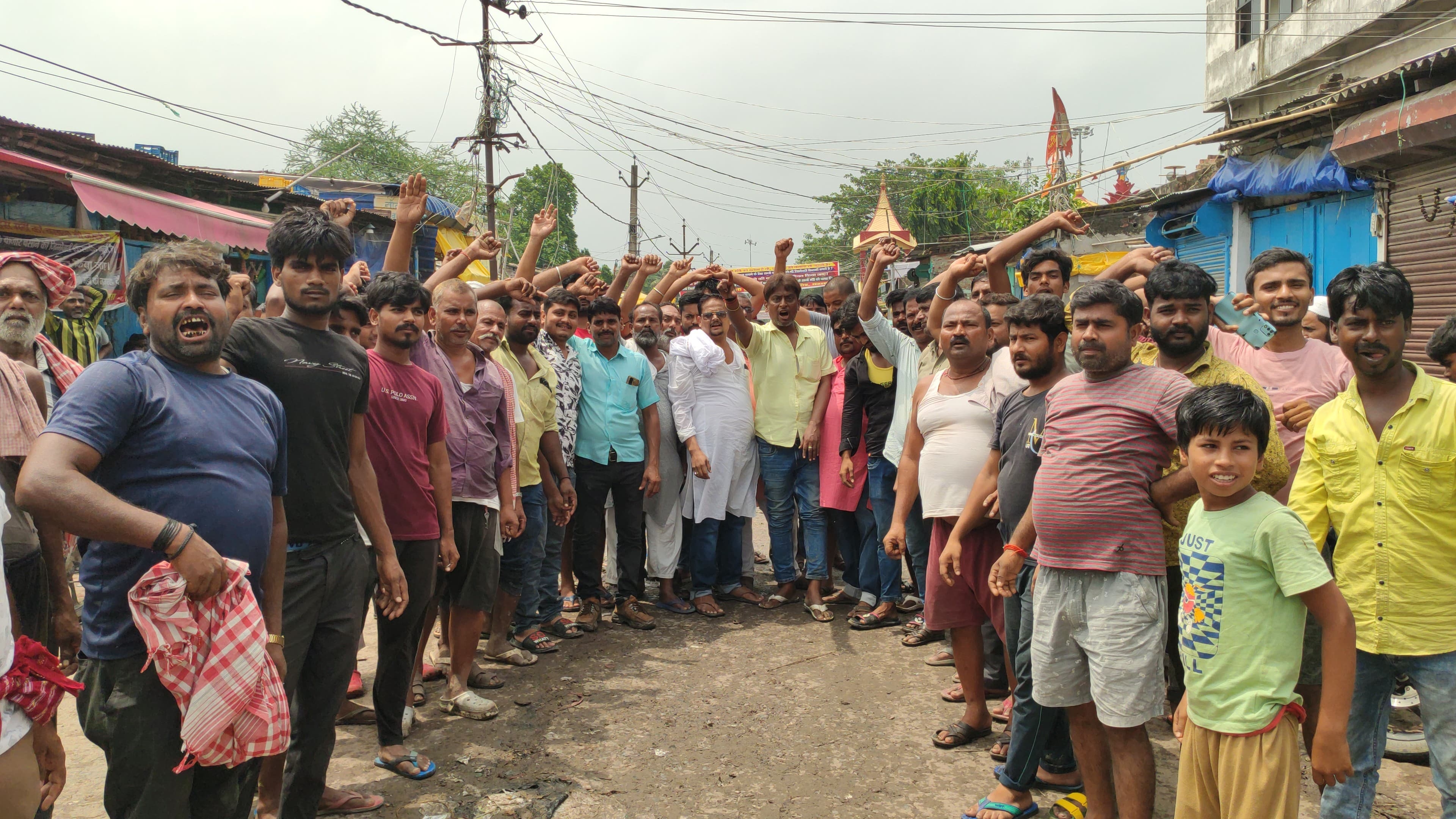 रेलवे की नोटिस के विरोध में सब्जी बाजार विक्रेता संघ ने बेमियादी हड़ताल किया