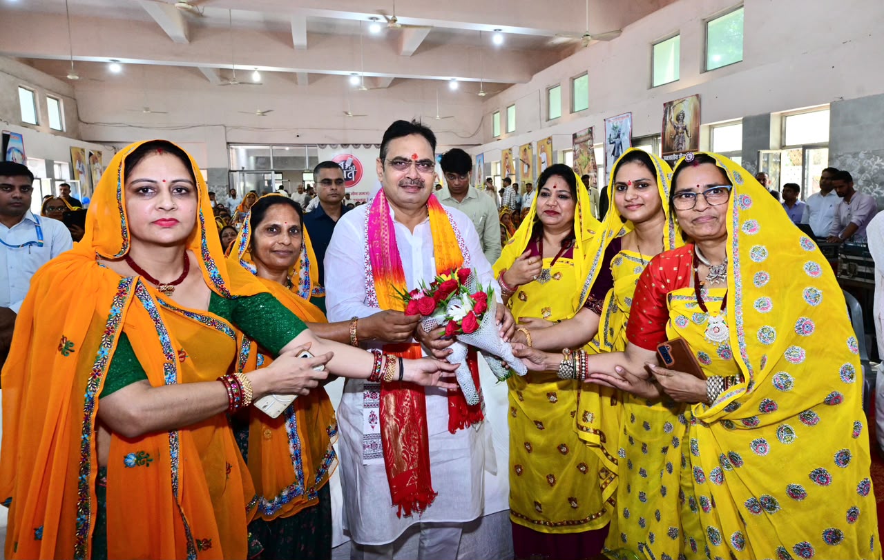 मुख्यमंत्री ने आदिवासी महिलाओं के साथ सुना प्रधानमंत्री का ’मन की बात’ कार्यक्रम