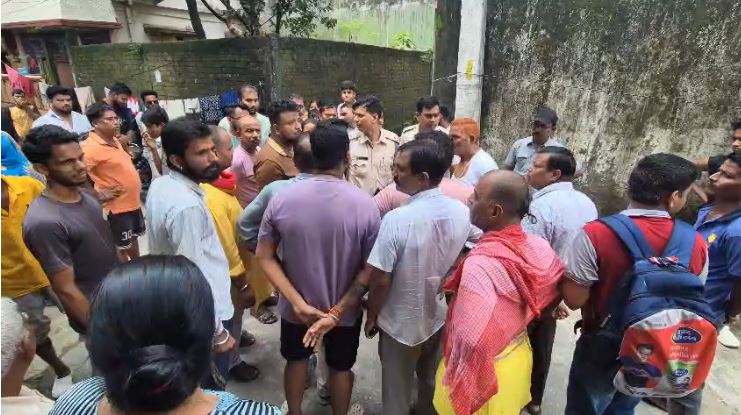 कचरा फेंकने के विवाद ने लिया हिंसक रूप, युवक घायल