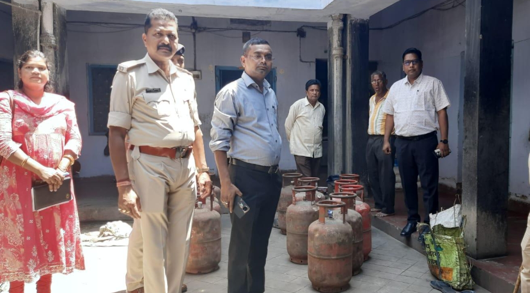अवैध गैस रिफिलिंग पर छापेमारी कर 14 सिलेंडर जब्त