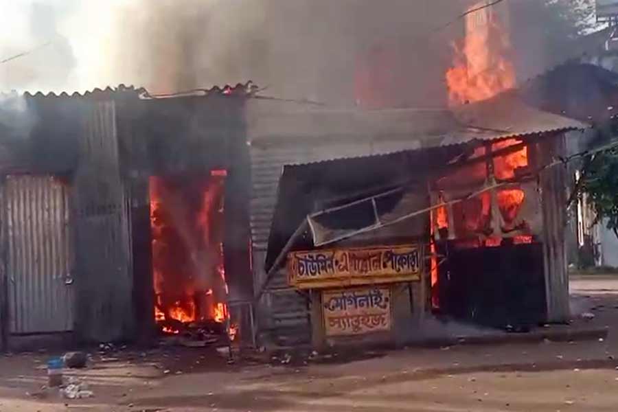तारकेश्वर में सिलेंडर विस्फोट से भीषण आग, छह दुकानें जलकर राख