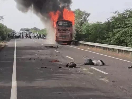 तेज रफ्तार बस ने बाइक सवार दो जातरुओं को कुचला, टंकी फटने से बस में लगी आग